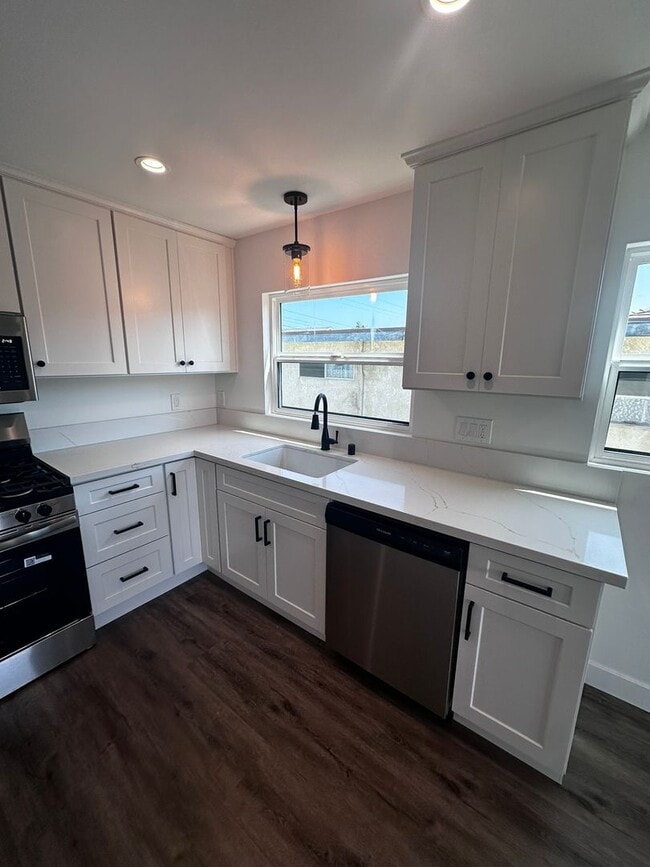 Building Photo - 611 Silver Strand Blvd