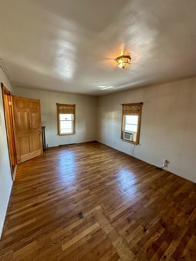 Building Photo - 810 E 8th St