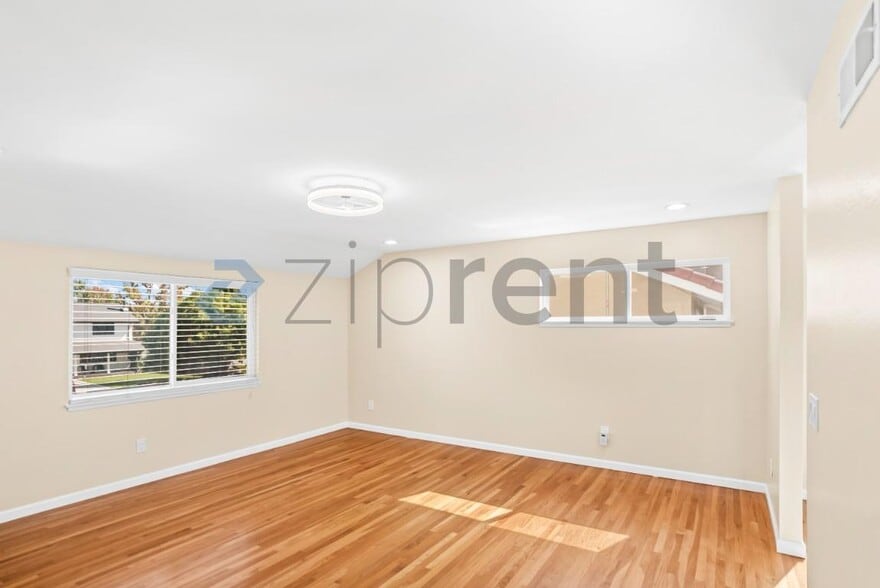 Building Photo - Unit