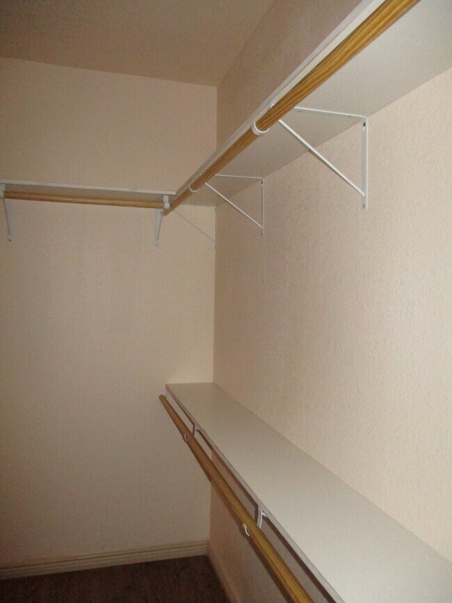 Building Photo - Walkout Basement Apartment - PRICED TO RENT - AVAIL 6/1/26