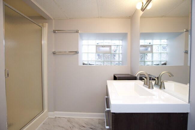 Building Photo - 3521 W Grace St