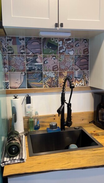 Building Photo - 1034 Queen St N