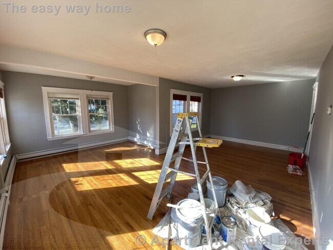 Building Photo - 2-4 Goldsmith Ave Unit #1