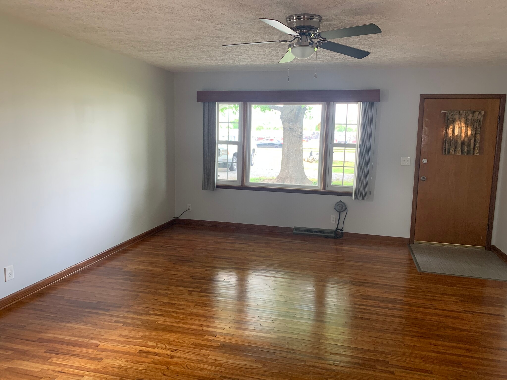 Living/dining room - 1115 E MacArthur Rd