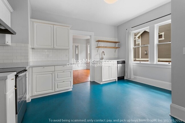 Building Photo - Ground Level Two Bedroom Duplex In The Heart Of NE Portland!