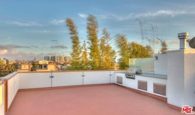 Building Photo - 2452 Penmar Ave