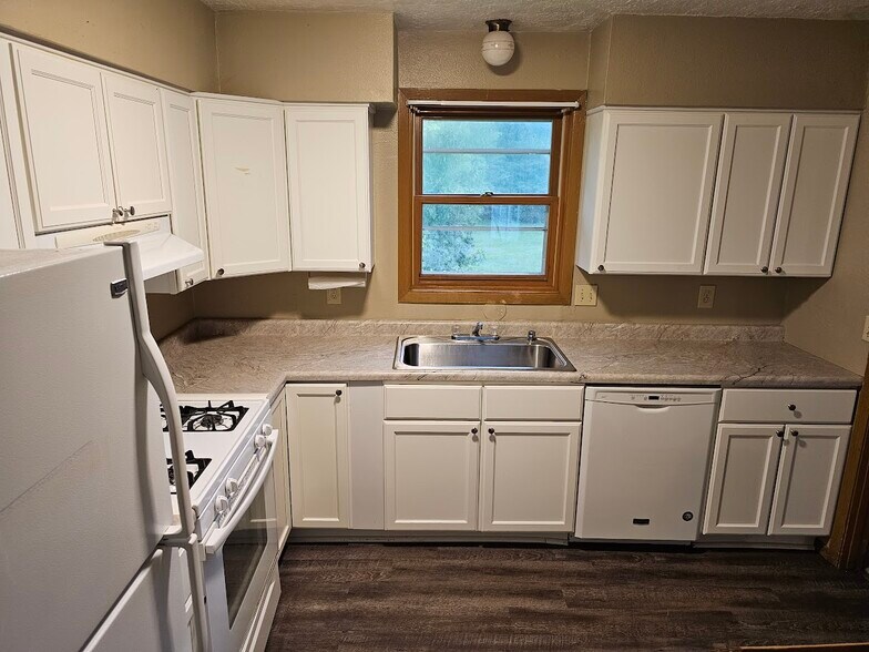 Building Photo - 531 Lakeshore Ct