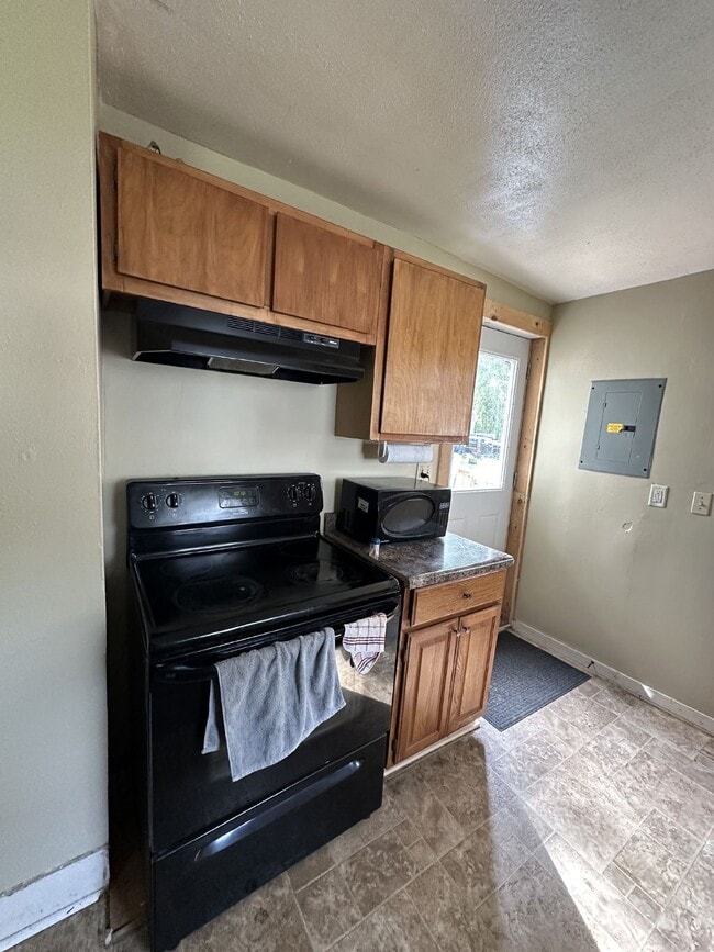 Building Photo - 5 Bed 2 Bath close to UWEC available June 1st! Has a new bathroom!