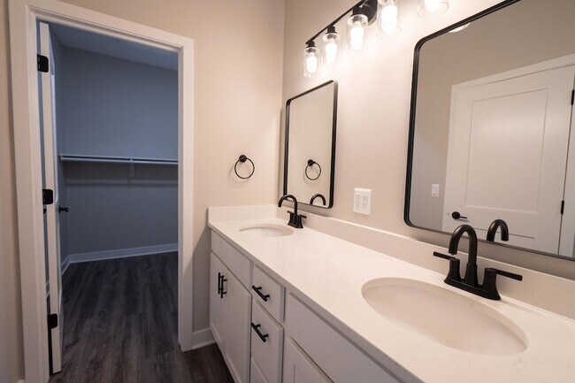 Building Photo - 8441 Oak Shade Cir