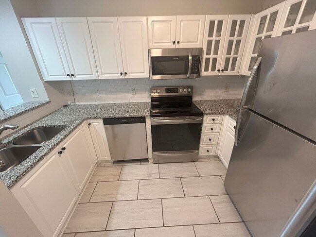 Building Photo - First floor 2 bedroom/2 bathroom condomini...