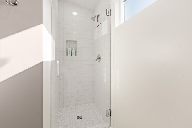 Building Photo - New built and fully furnished 2 bed 2. 5 baths in Point Loma