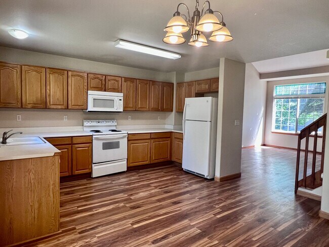 Building Photo - Wonderful 5 Bed/4 Bath Home Located on Qui...
