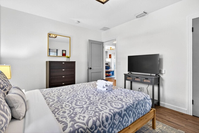 Building Photo - 1317 E Diana St