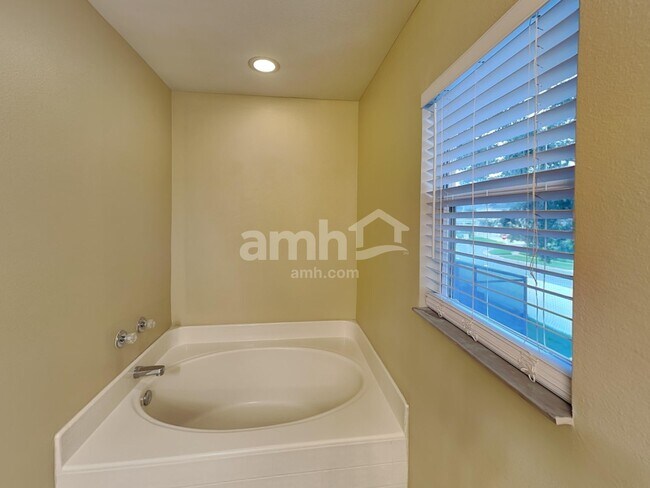 Building Photo - 3275 Hunters Chase Loop