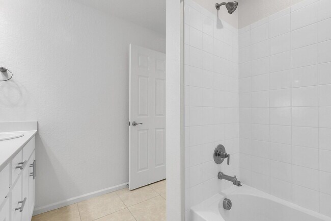 Building Photo - $2,595.00, 3 bed, 2.5 bath Townhouse in Au...