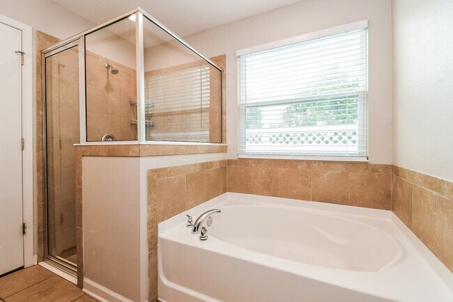 Building Photo - 623 Drysdale Dr