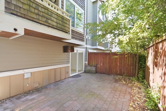 Building Photo - *Beautiful Ballard Townhome with Spacious Fenced Yard & Attached Garage FOR RENT* Available for M...
