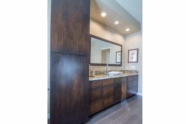 master bathroom - 4313 Van Nuys Blvd