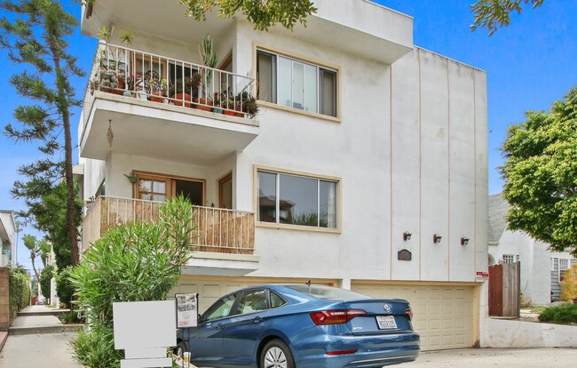 Building Photo - 824 10th St in Santa Monica - Steps to Mon...