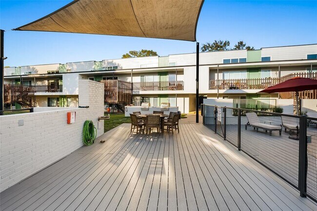 Building Photo - 2200 Dickson Dr