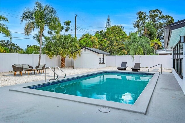 Building Photo - 1921 Fern Ave