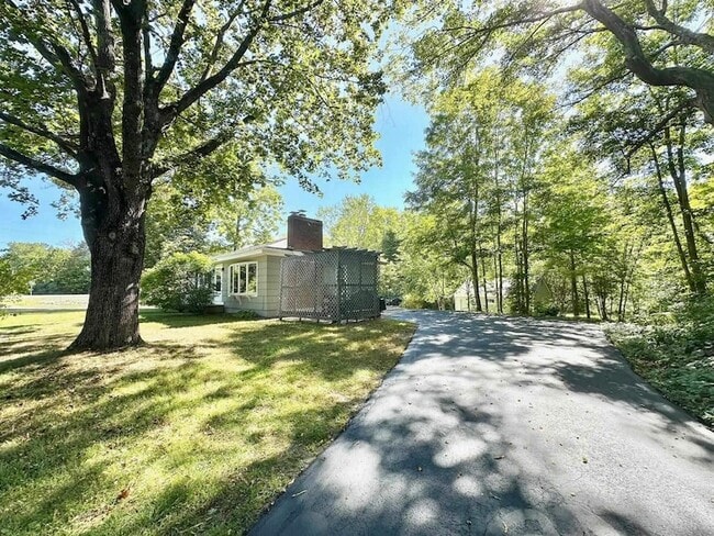 Building Photo - 10 Roulston Rd