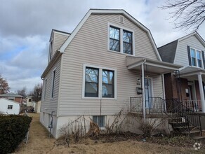 Building Photo - Beautiful, Modern, Spacious, Full Renovati...