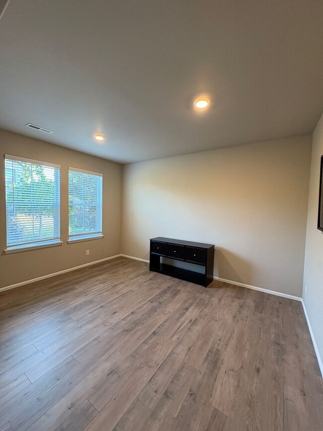 Building Photo - Beautiful Ten Trails Fenced Home with 2 Ca...