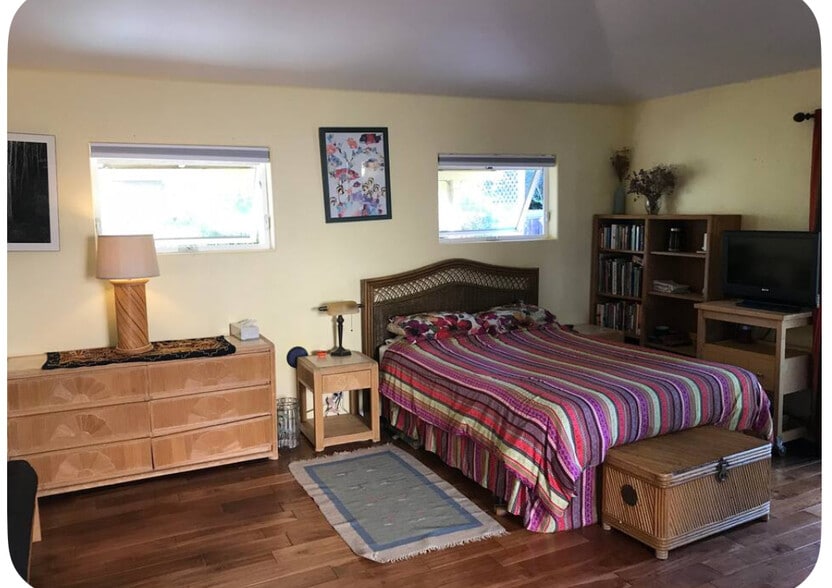 Queen bed - 4000 McKinley Blvd