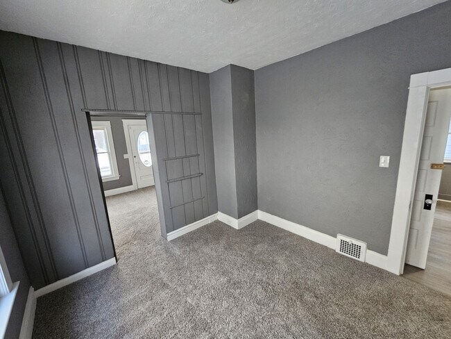 Building Photo - 2818 E 127th St