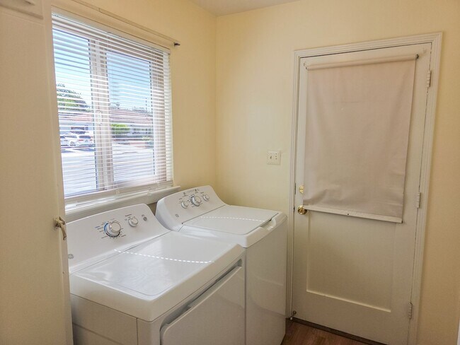 Building Photo - Sunnyvale Duplex Near Apple & Major Tech Campuses