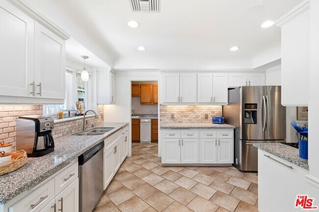 Building Photo - 3208 W 81st St