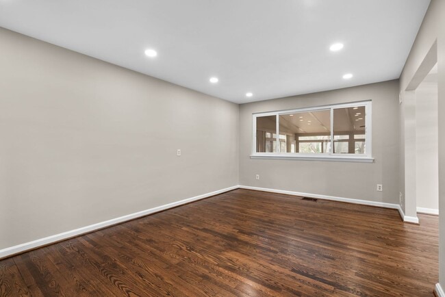 Building Photo - 4 Bed 3 Bath - Takoma Park Split Level - Move In Ready