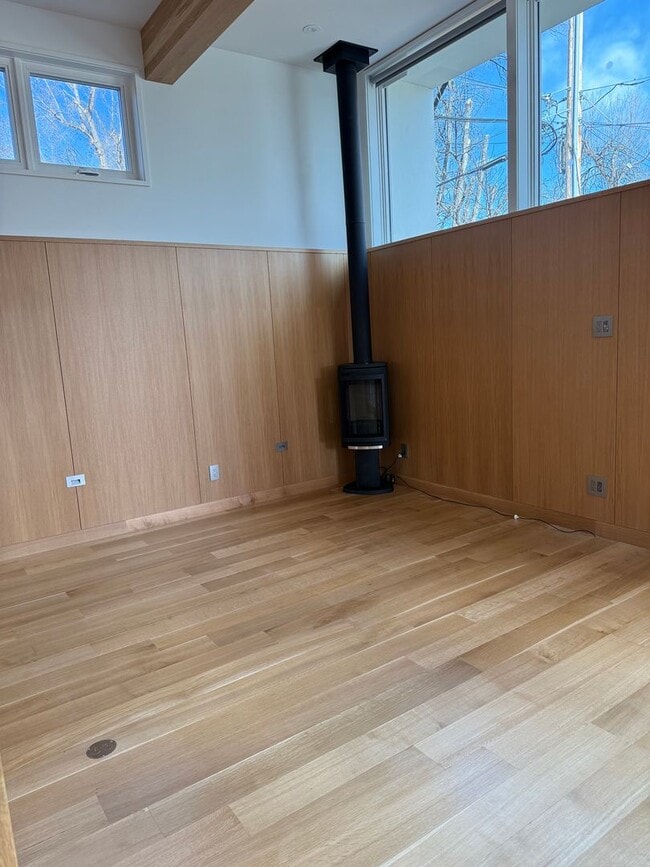 Building Photo - Silver Maple Stunning