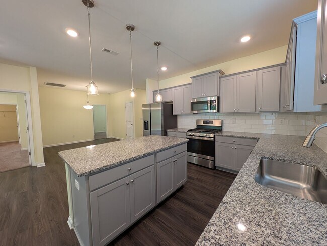 Building Photo - Spacious 4 bedroom, 2 bath Ranch Style Home located in Selwyn Landing !