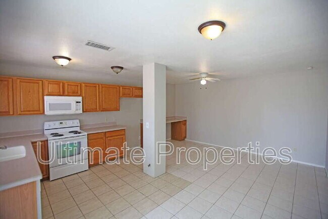 Building Photo - 2808 W Orangewood Ave