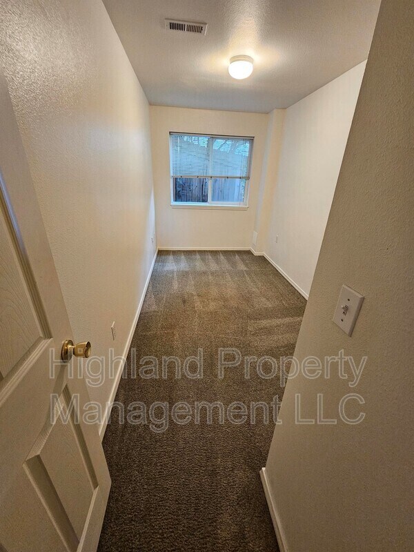 Building Photo - 316 NE Whitman St