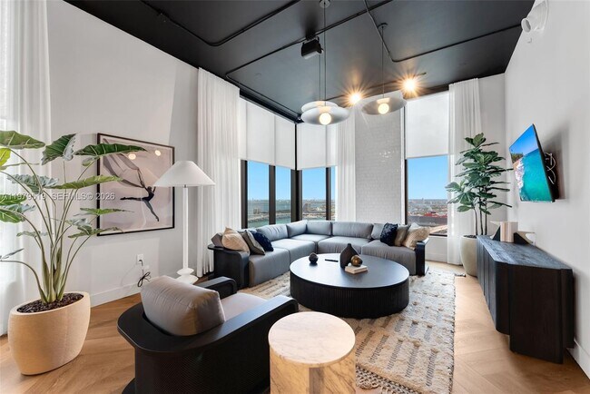 Building Photo - 121 NE 5th St