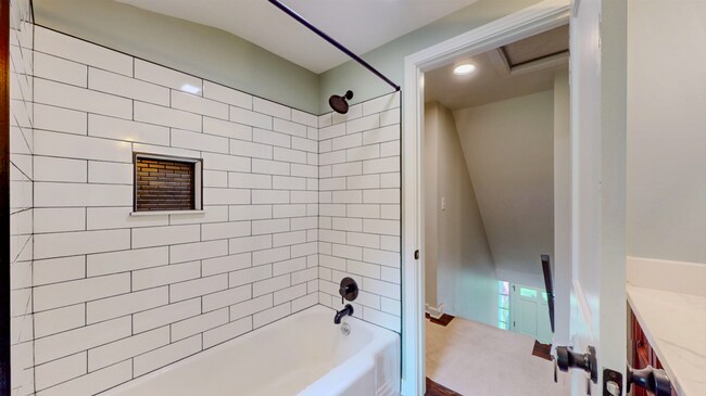 Building Photo - Updated Cape-Style Home Near Sherwood & Si...