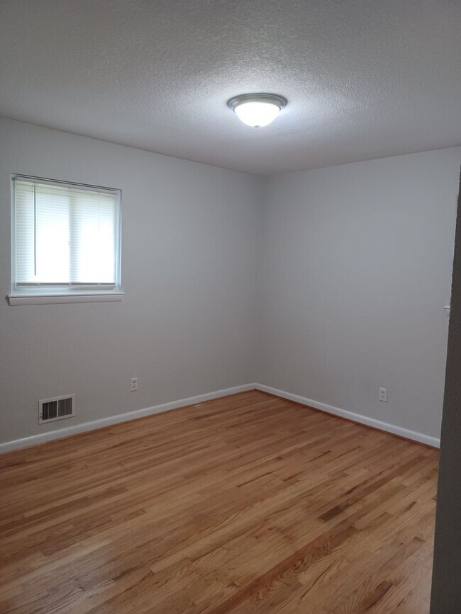 Building Photo - Beautifully renovated home in Birchwood Gardens