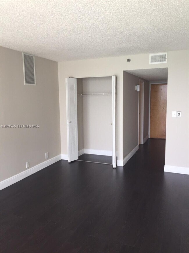Building Photo - 7601 E Treasure Dr