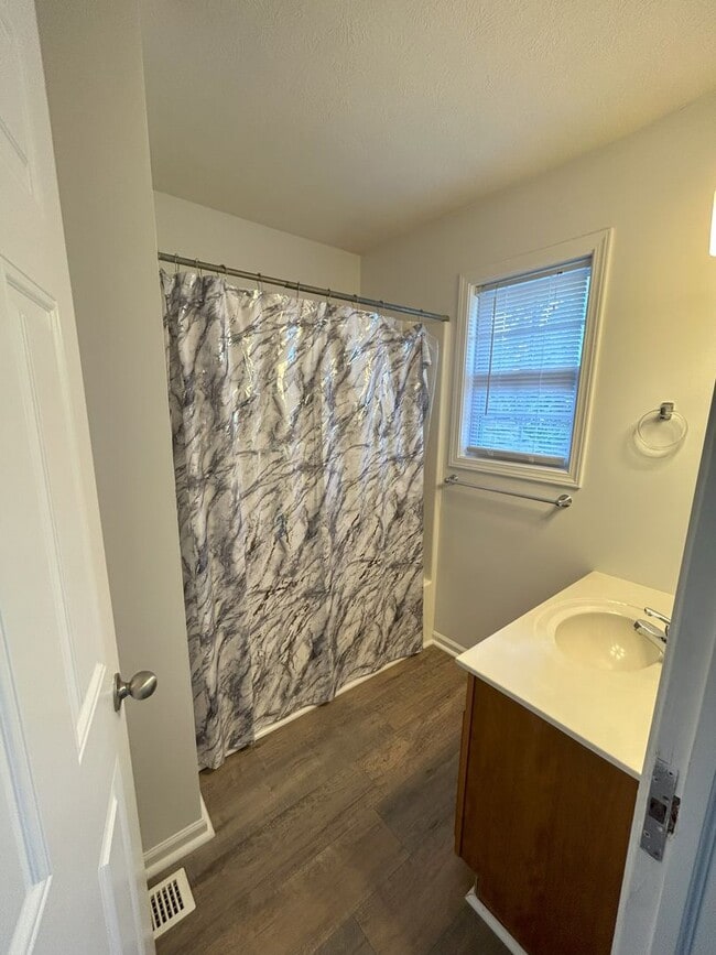 Building Photo - Sublease 6/1/25- 10/31/25