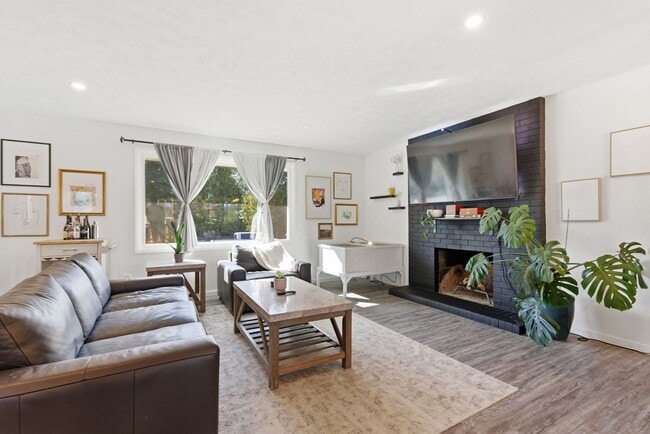 Building Photo - Stunning Fully Renovated 4BR + Bonus on Spokane's South Hill - Chef's Kitchen, 2-Car Garage & Bac...