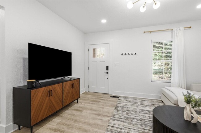 Building Photo - 643 W 8th Ave