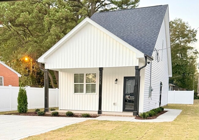 Primary Photo - 1009 Rountree Ave SE