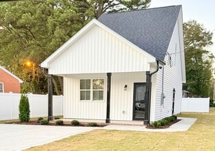 Building Photo - 1009 Rountree Ave SE