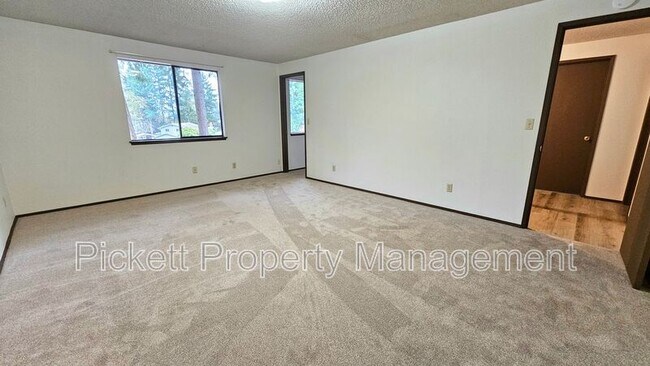 Building Photo - 5401 Pineridge Dr NE