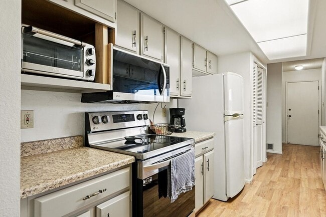 Building Photo - Charming Townhome