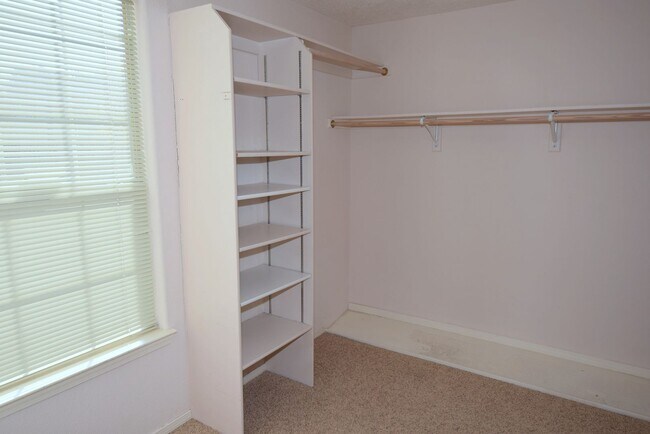 Building Photo - 3 Bedroom, 2 bath, 2 living areas, La Cueva area