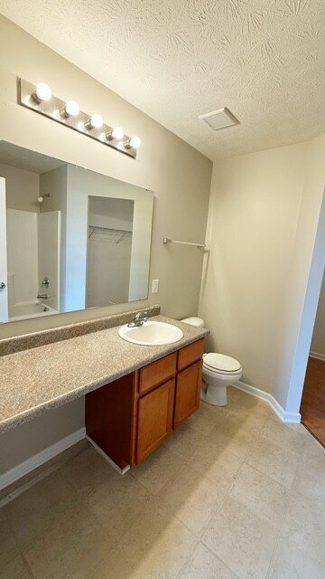 Building Photo - NORTH EAST/LAWRENCE 4 BEDROOM 2.5 BATH NEWER HOME AVAILABLE NOW!